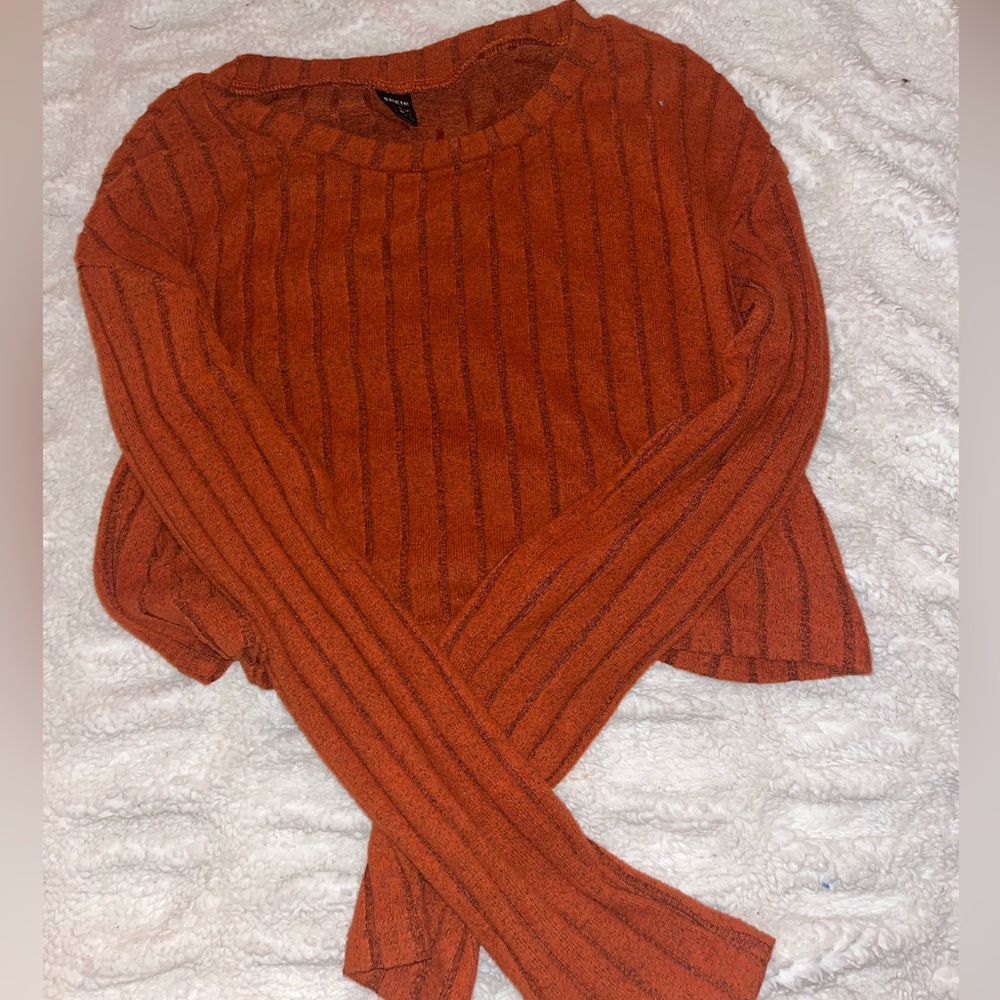 adorable crop top long sleeve great for fall and winter season.